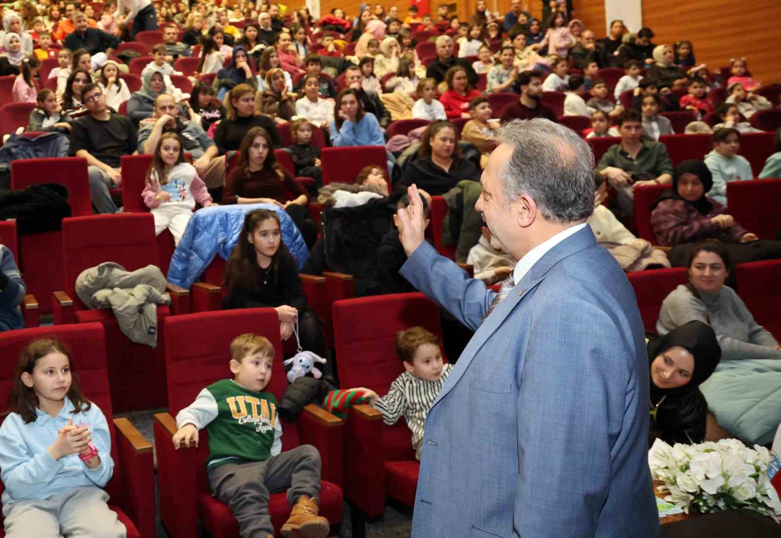 Talas’ta karne sevinci tiyatroyla taçlandı
Talas’ta karne sevinci tiyatroyla taçlandı
