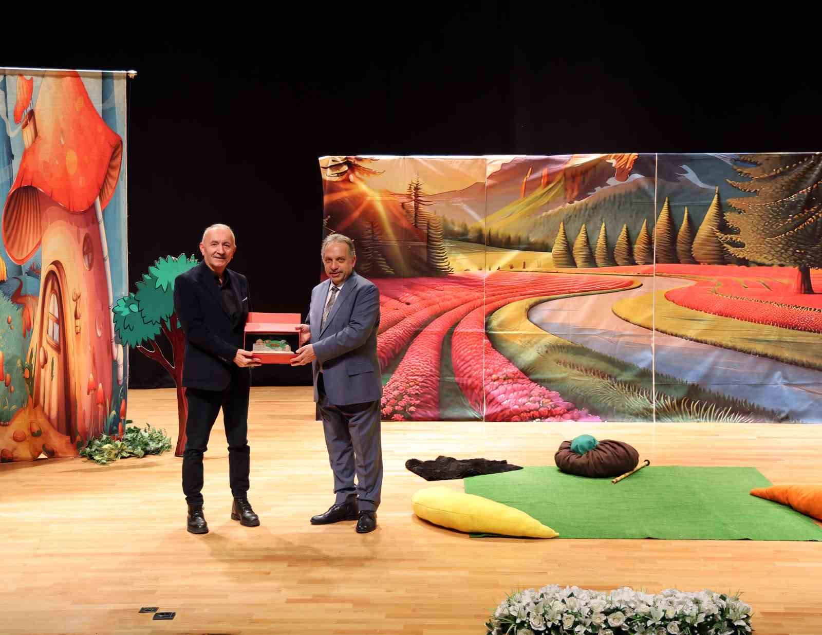 Talas’ta karne sevinci tiyatroyla taçlandı
Talas’ta karne sevinci tiyatroyla taçlandı