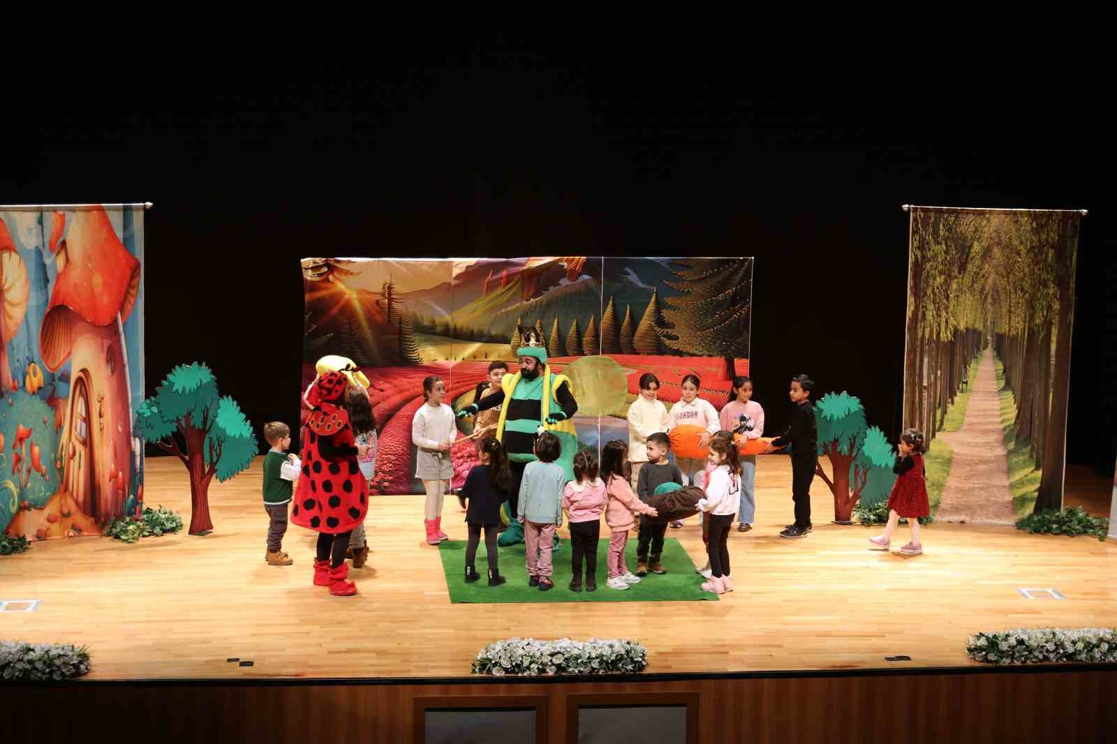 Talas’ta karne sevinci tiyatroyla taçlandı
Talas’ta karne sevinci tiyatroyla taçlandı