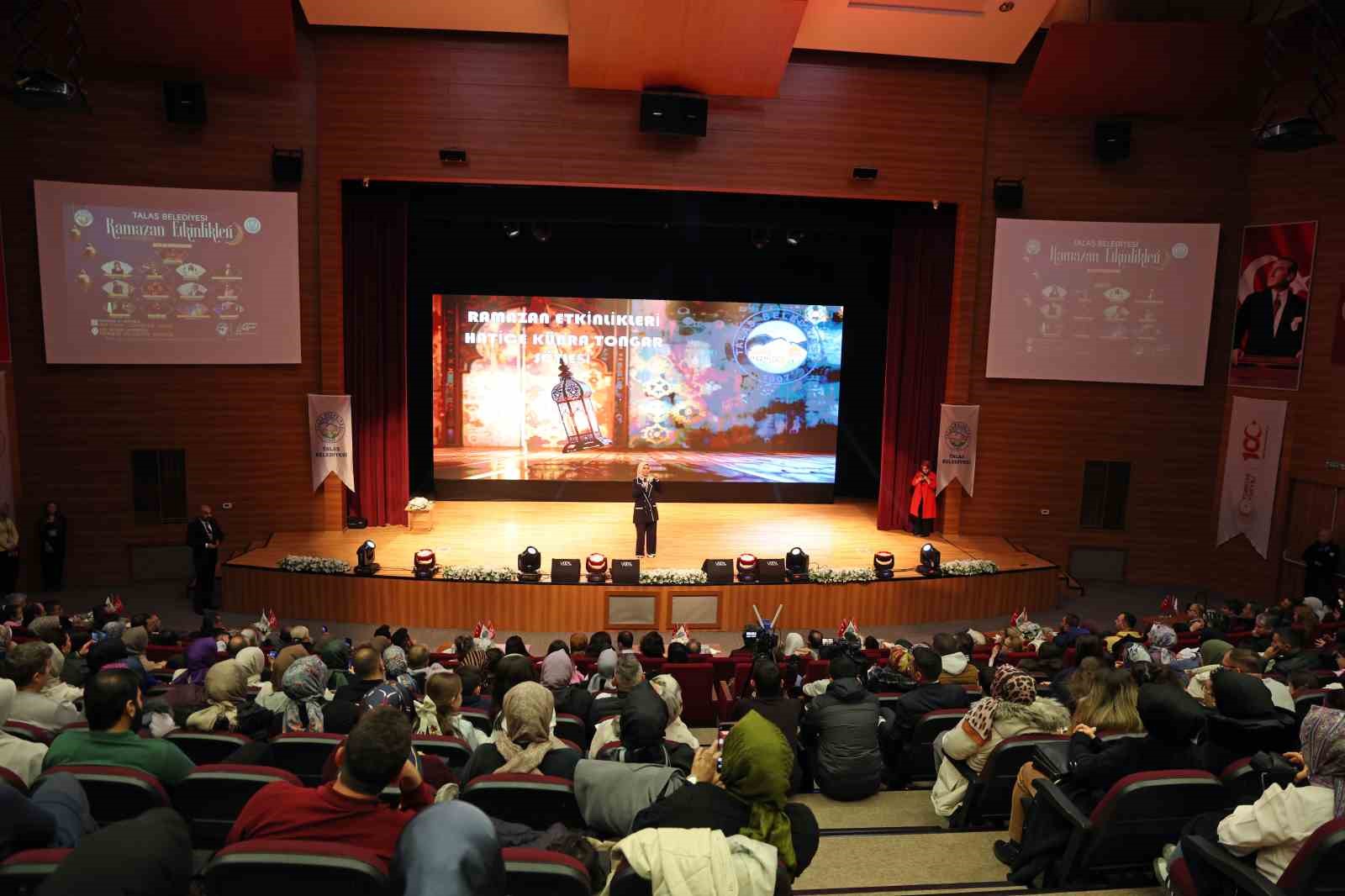 Talas’ta Ramazan coşkusu Hatice Kübra Tongar Söyleşisi ile sürdü
Talas’ta Ramazan coşkusu Hatice Kübra Tongar Söyleşisi ile sürdü