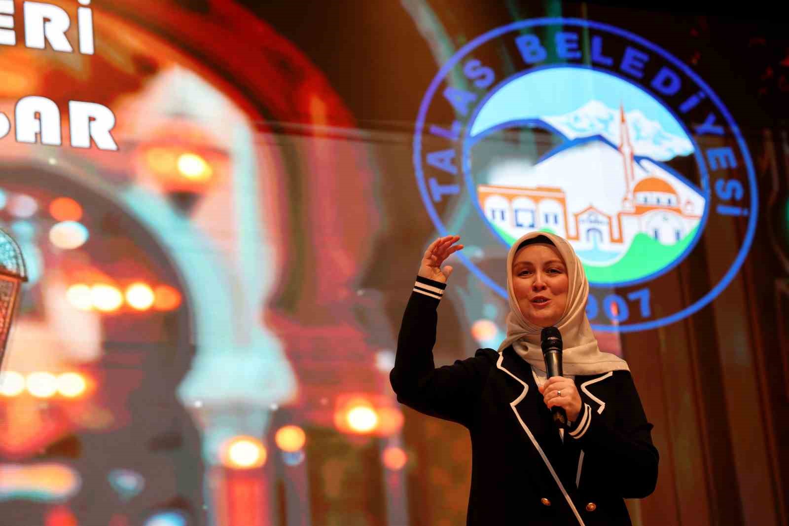 Talas’ta Ramazan coşkusu Hatice Kübra Tongar Söyleşisi ile sürdü
Talas’ta Ramazan coşkusu Hatice Kübra Tongar Söyleşisi ile sürdü