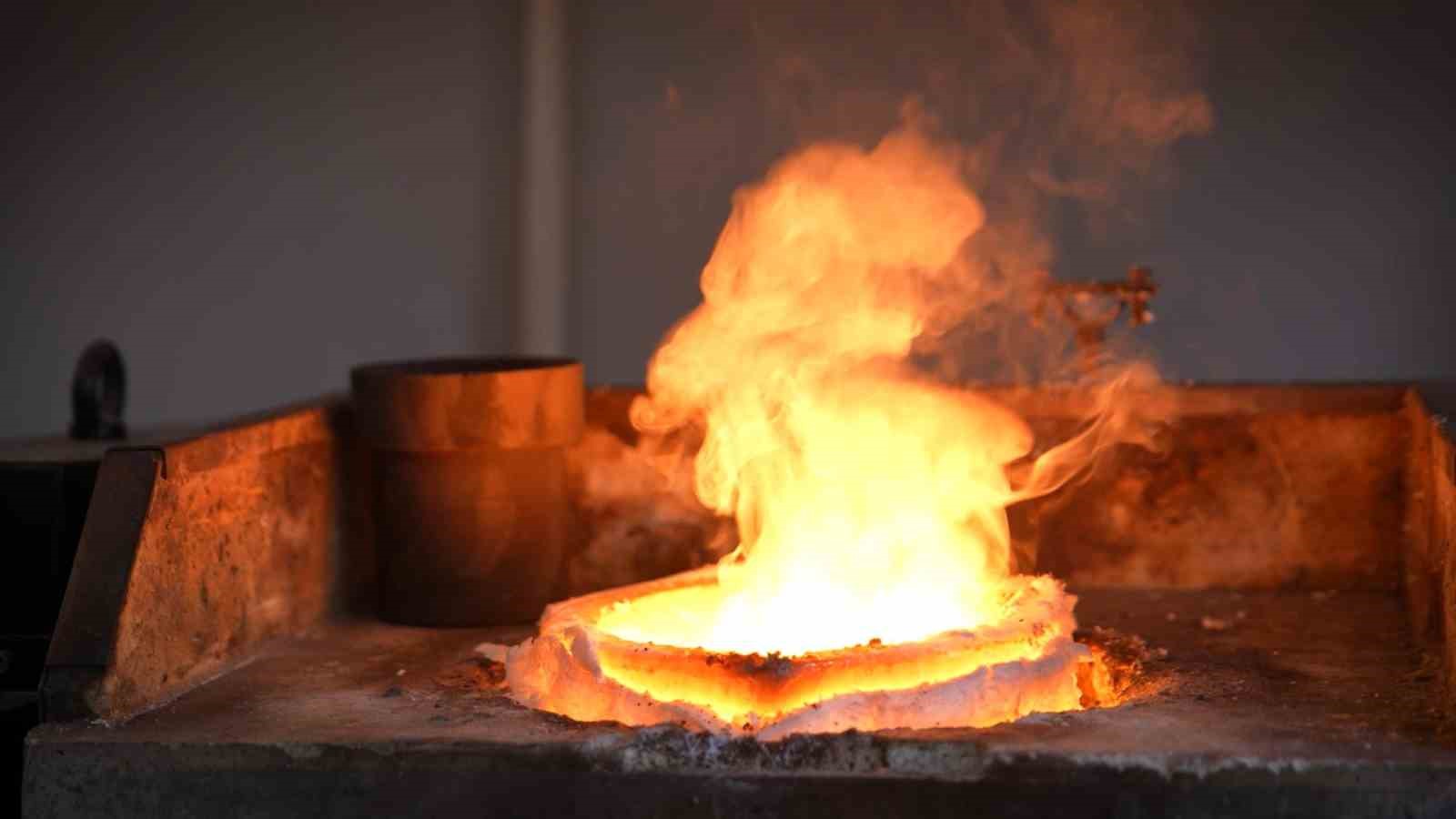 Talebe yetişmek için gece gündüz böyle altın üretiyorlar
