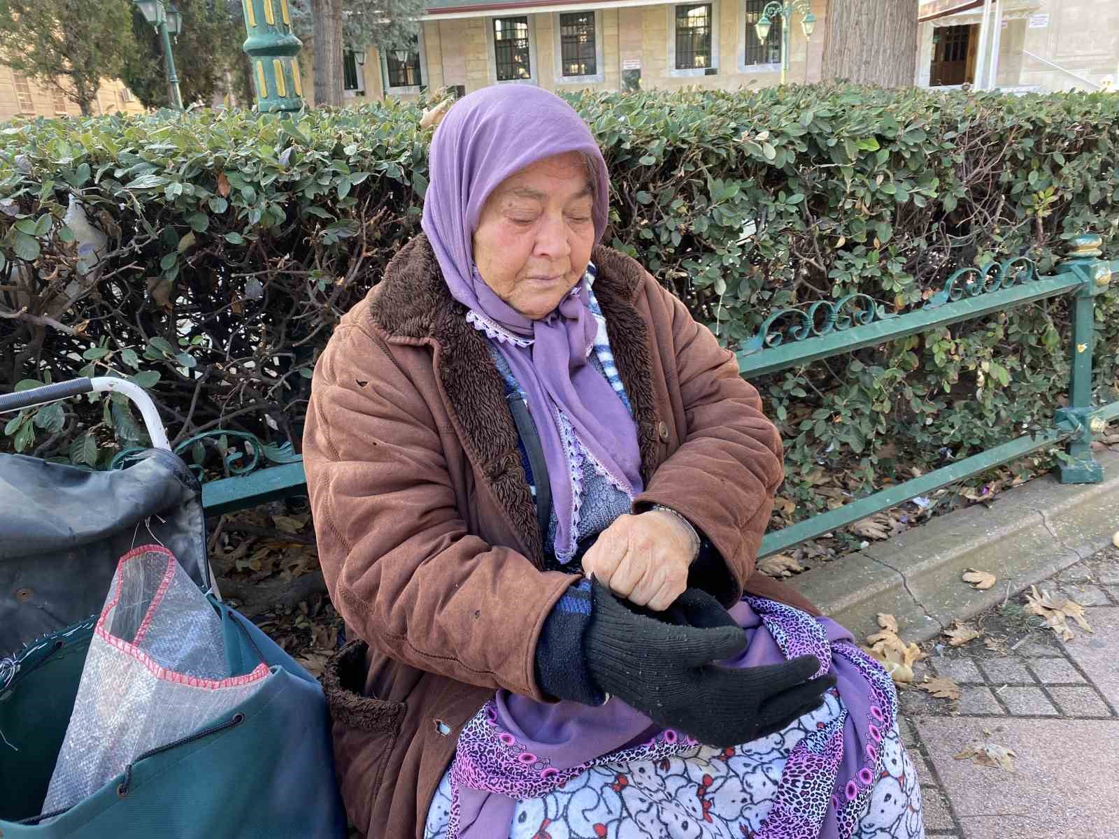 Tam 5 hastalıkla ve 74 yaşında, 9 saat kuş yemi satıp cezaevindeki yakınlarını geçindiriyor
Tam 5 hastalıkla ve 74 yaşında, 9 saat kuş yemi satıp cezaevindeki yakınlarını geçindiriyor