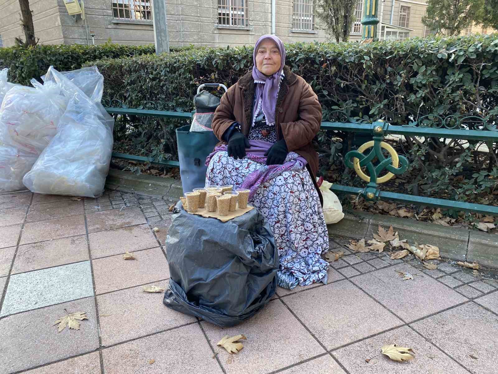 Tam 5 hastalıkla ve 74 yaşında, 9 saat kuş yemi satıp cezaevindeki yakınlarını geçindiriyor
Tam 5 hastalıkla ve 74 yaşında, 9 saat kuş yemi satıp cezaevindeki yakınlarını geçindiriyor