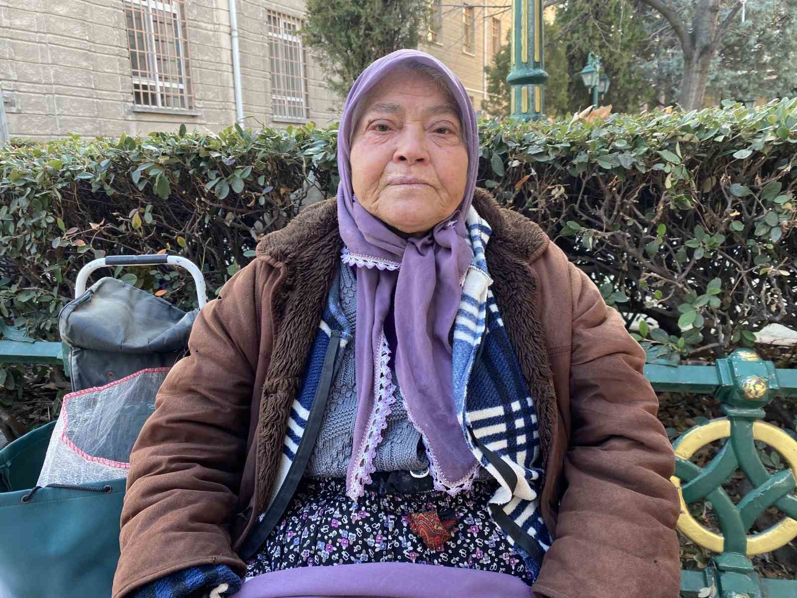 Tam 5 hastalıkla ve 74 yaşında, 9 saat kuş yemi satıp cezaevindeki yakınlarını geçindiriyor
Tam 5 hastalıkla ve 74 yaşında, 9 saat kuş yemi satıp cezaevindeki yakınlarını geçindiriyor