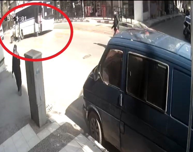 Tamir etmek için altına girdiği minibüsün altında kaldı
