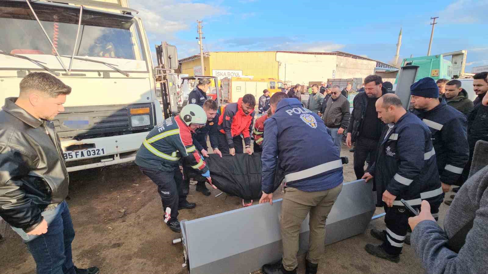 Tamir ettikleri kamyonun kasası üzerlerine düştü: 2 ölü, 1 yaralı
