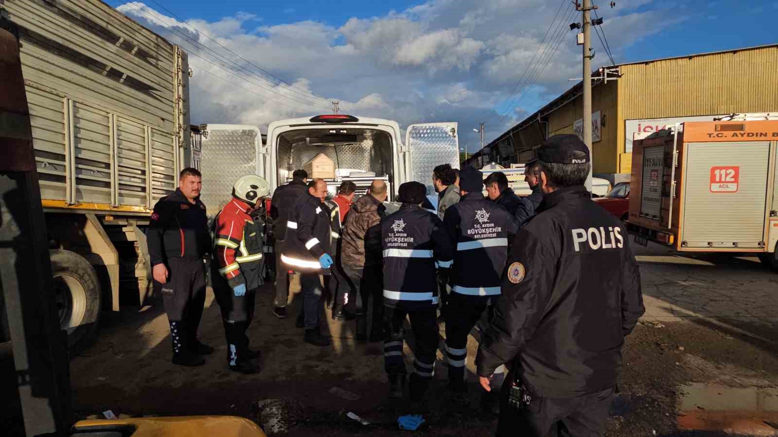 Tamir ettikleri kamyonun kasası üzerlerine düştü: 2 ölü, 1 yaralı
