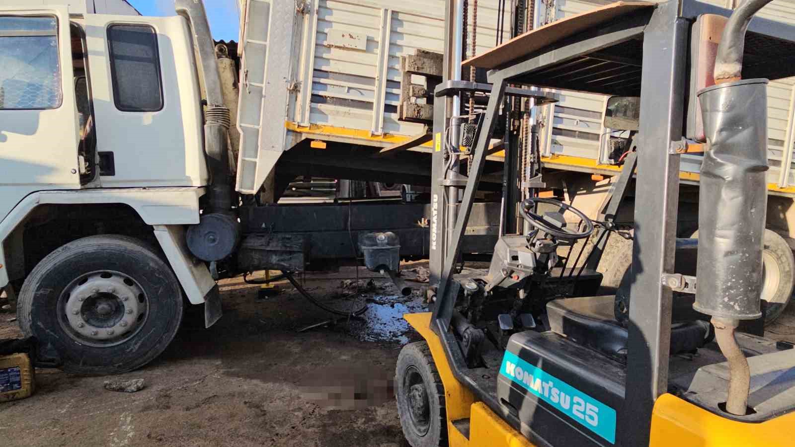 Tamir ettikleri kamyonun kasası üzerlerine düştü: 2 ölü, 1 yaralı
