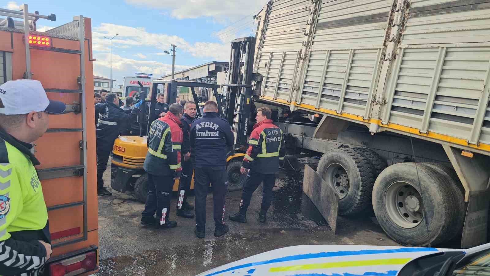 Tamir ettikleri kamyonun kasası üzerlerine düştü: 2 ölü, 1 yaralı
