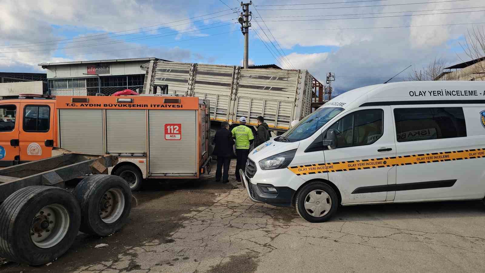 Tamir ettikleri kamyonun kasası üzerlerine düştü: 2 ölü, 1 yaralı
