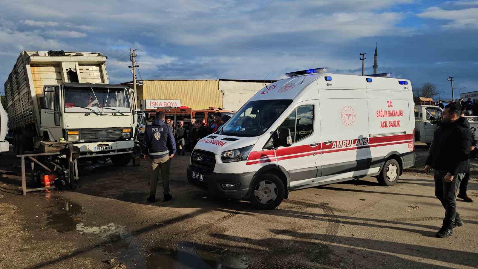 Tamir ettikleri kamyonun kasası üzerlerine düştü: 2 ölü, 1 yaralı
