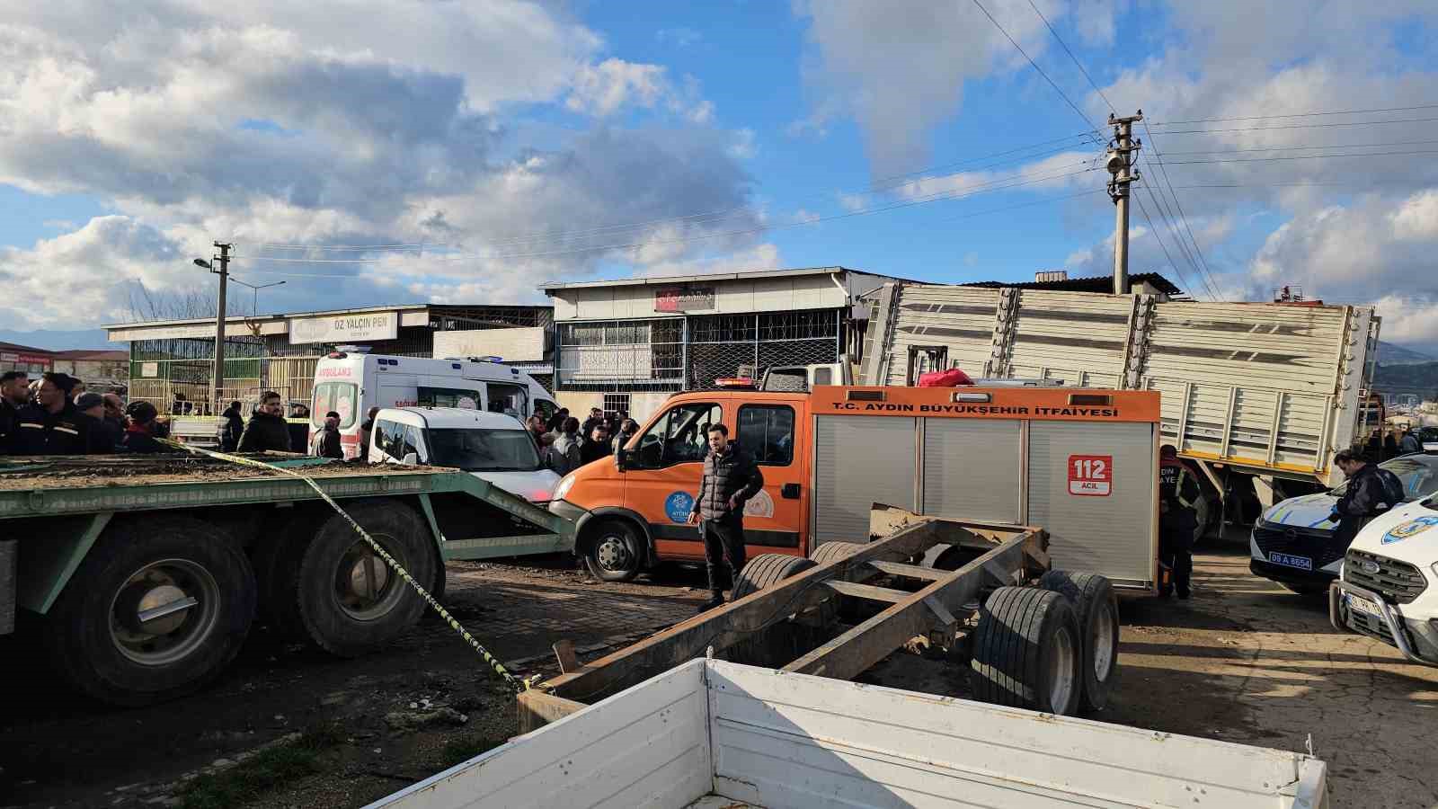 Tamir ettikleri kamyonun kasası üzerlerine düştü: 2 ölü, 1 yaralı
