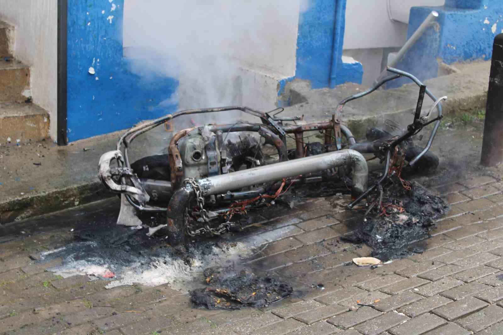 Tamir sırasında yanan elektrikli motosiklet küle döndü
