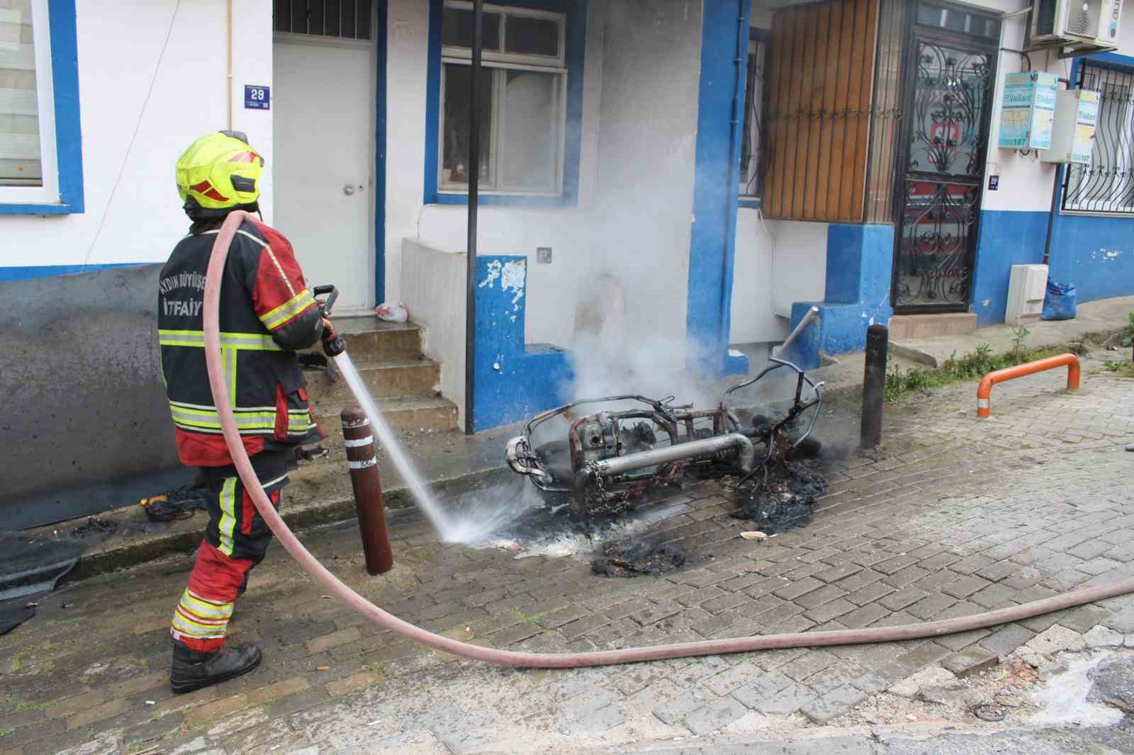 Tamir sırasında yanan elektrikli motosiklet küle döndü
