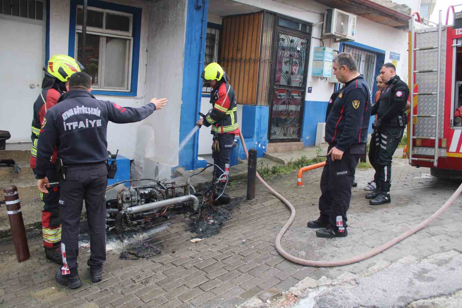 Tamir sırasında yanan elektrikli motosiklet küle döndü
