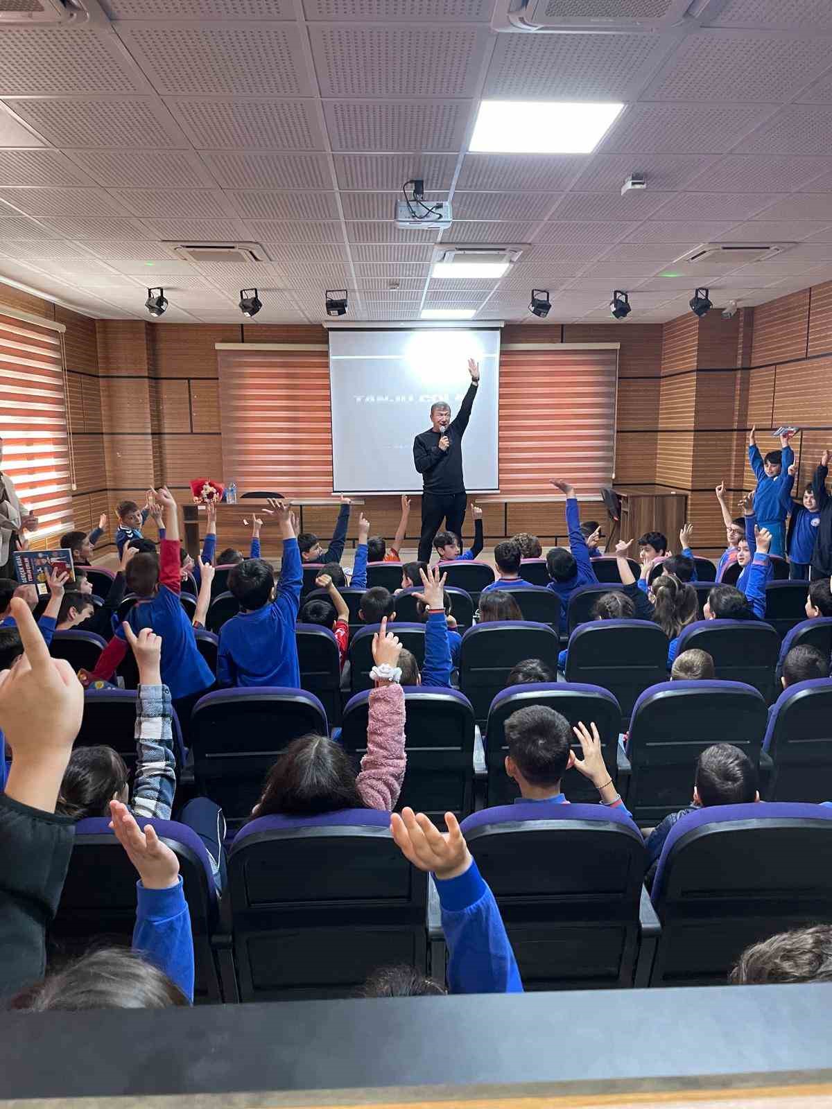 Tanju Çolak öğrencilerle buluştu: "Disiplin ve mücadele başarıyı getirir"
