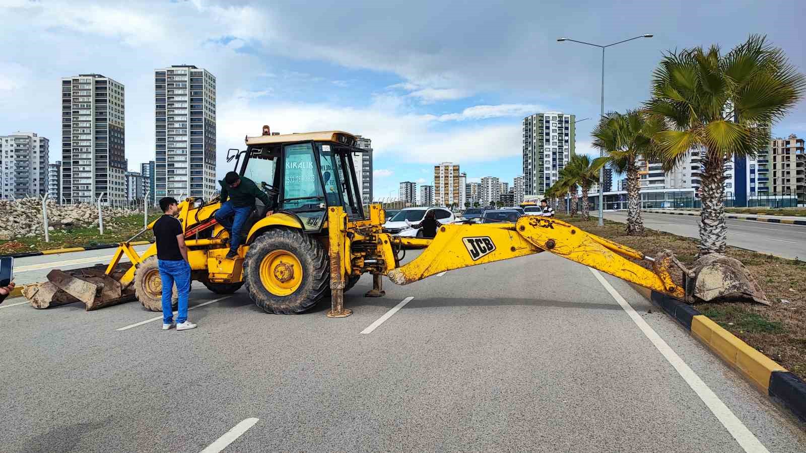 Tapulu arazilerine yol yapılan vatandaşlar, yolu kapatınca bir kişi silah gösterip geçti
