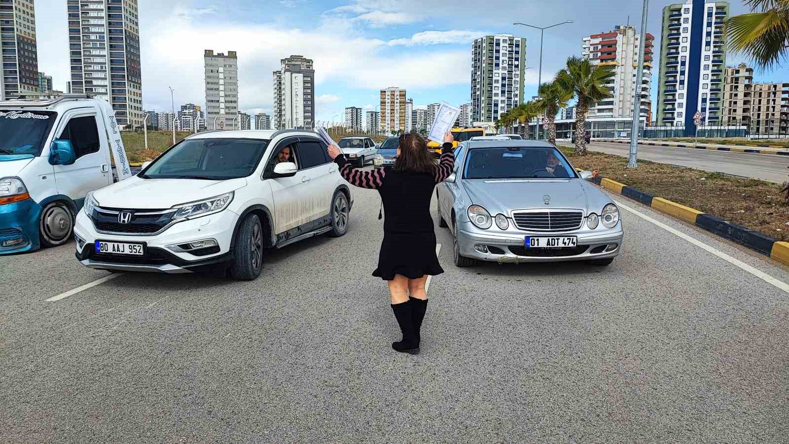 Tapulu arazilerine yol yapılan vatandaşlar, yolu kapatınca bir kişi silah gösterip geçti
