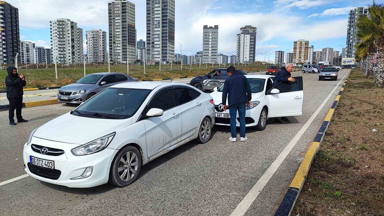 Tapulu arazilerine yol yapılan vatandaşlar, yolu kapatınca bir kişi silah gösterip geçti
