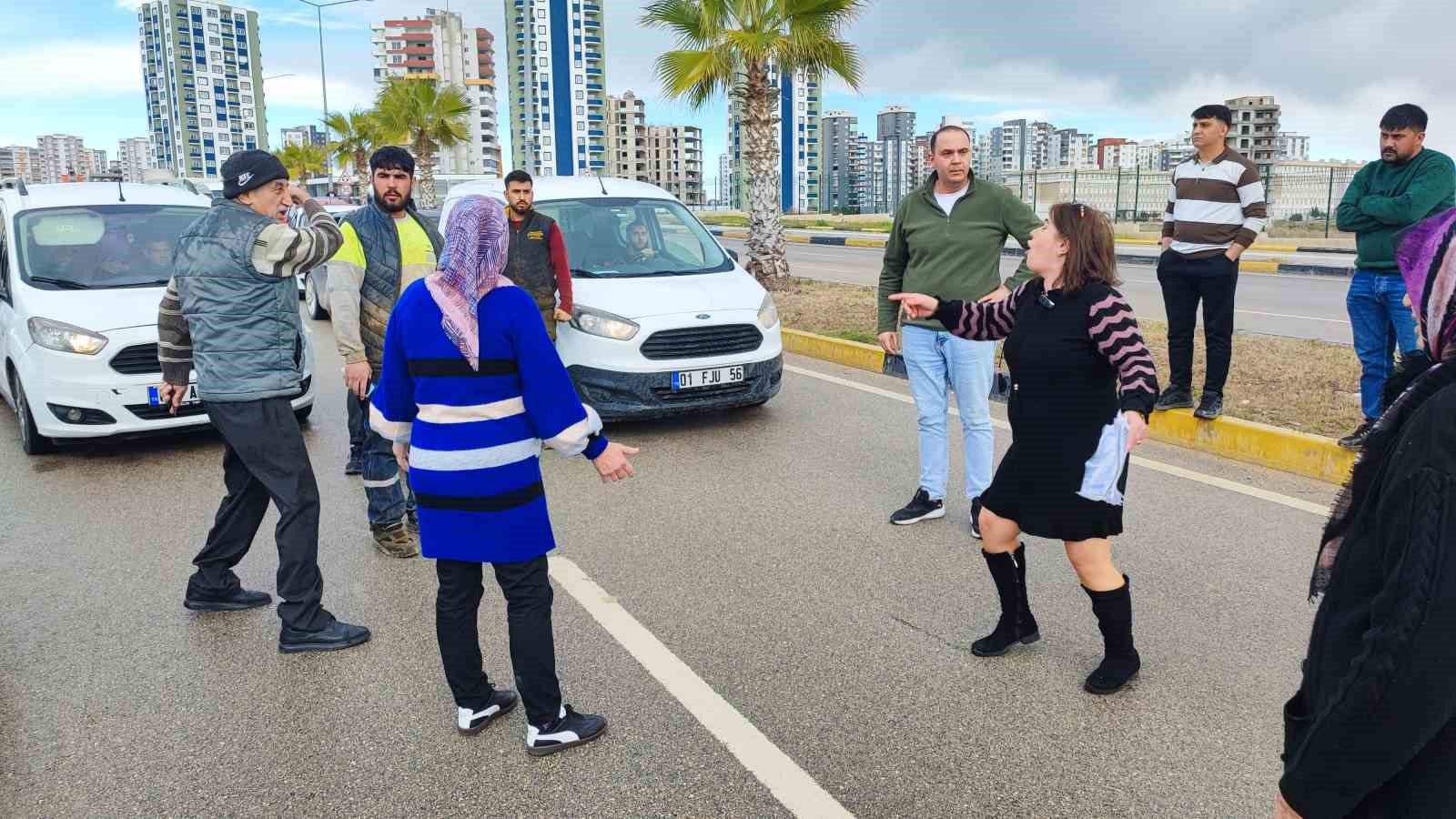 Tapulu arazilerine yol yapılan vatandaşlar, yolu kapatınca bir kişi silah gösterip geçti

