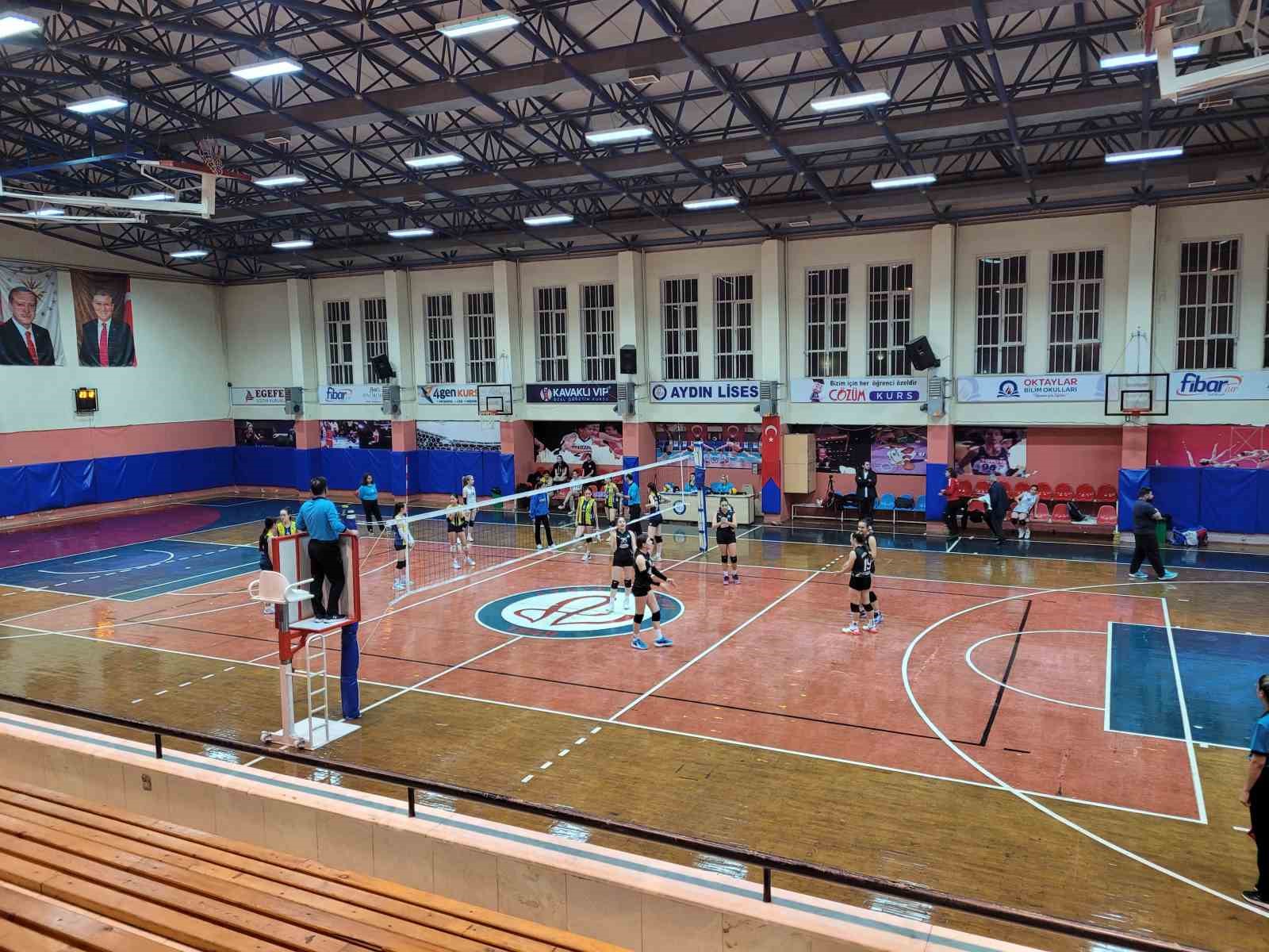 Taraftar sahaya atladı, maç seyircisiz tamamlandı
