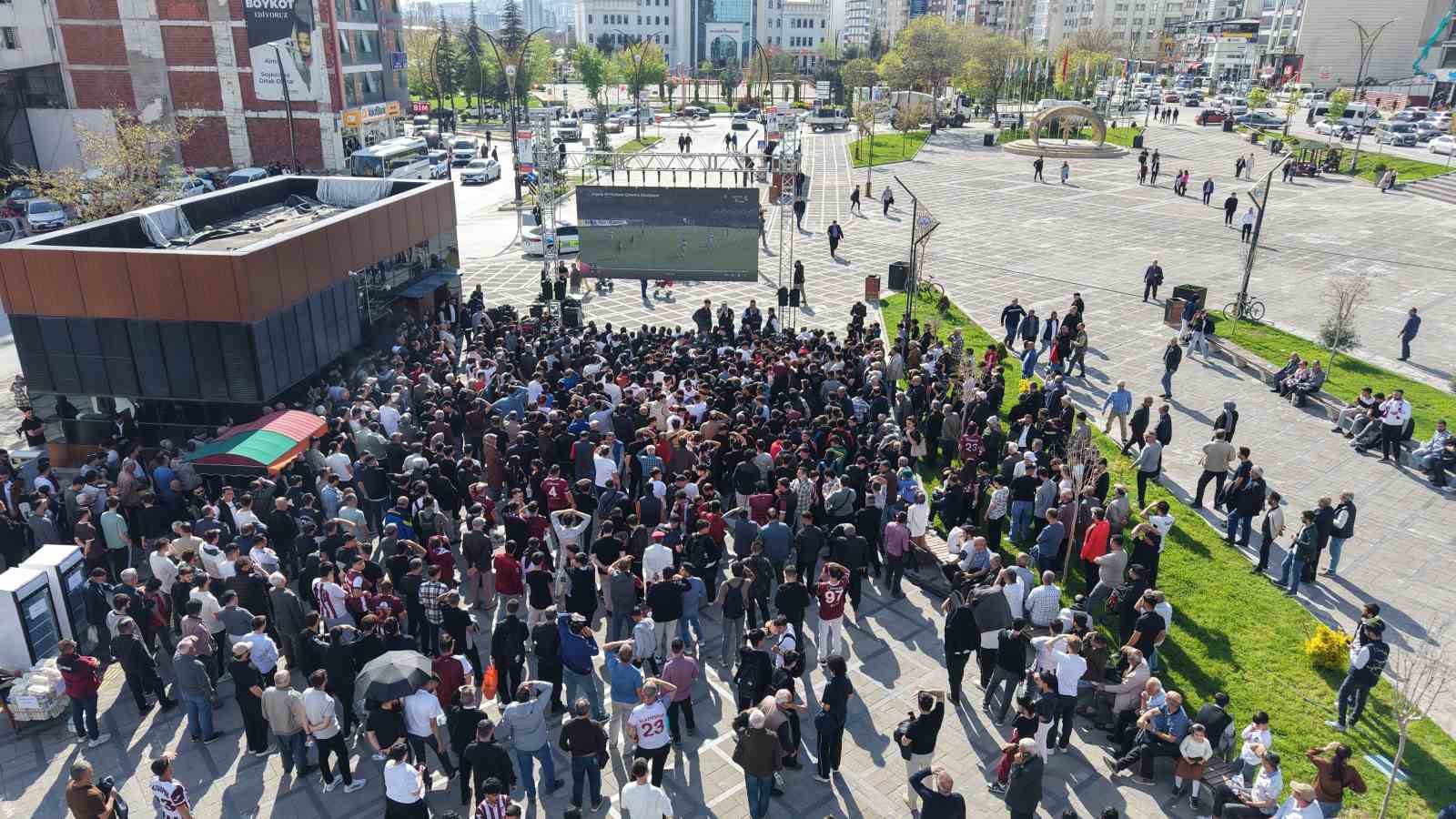 Taraftarlar Elazığspor maçını kentin göbeğinde dev ekrandan izledi
