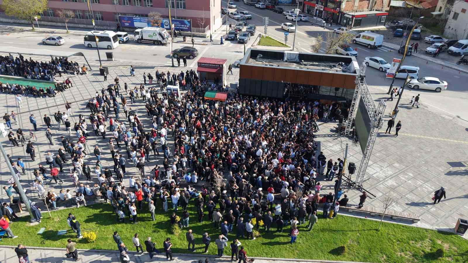 Taraftarlar Elazığspor maçını kentin göbeğinde dev ekrandan izledi

