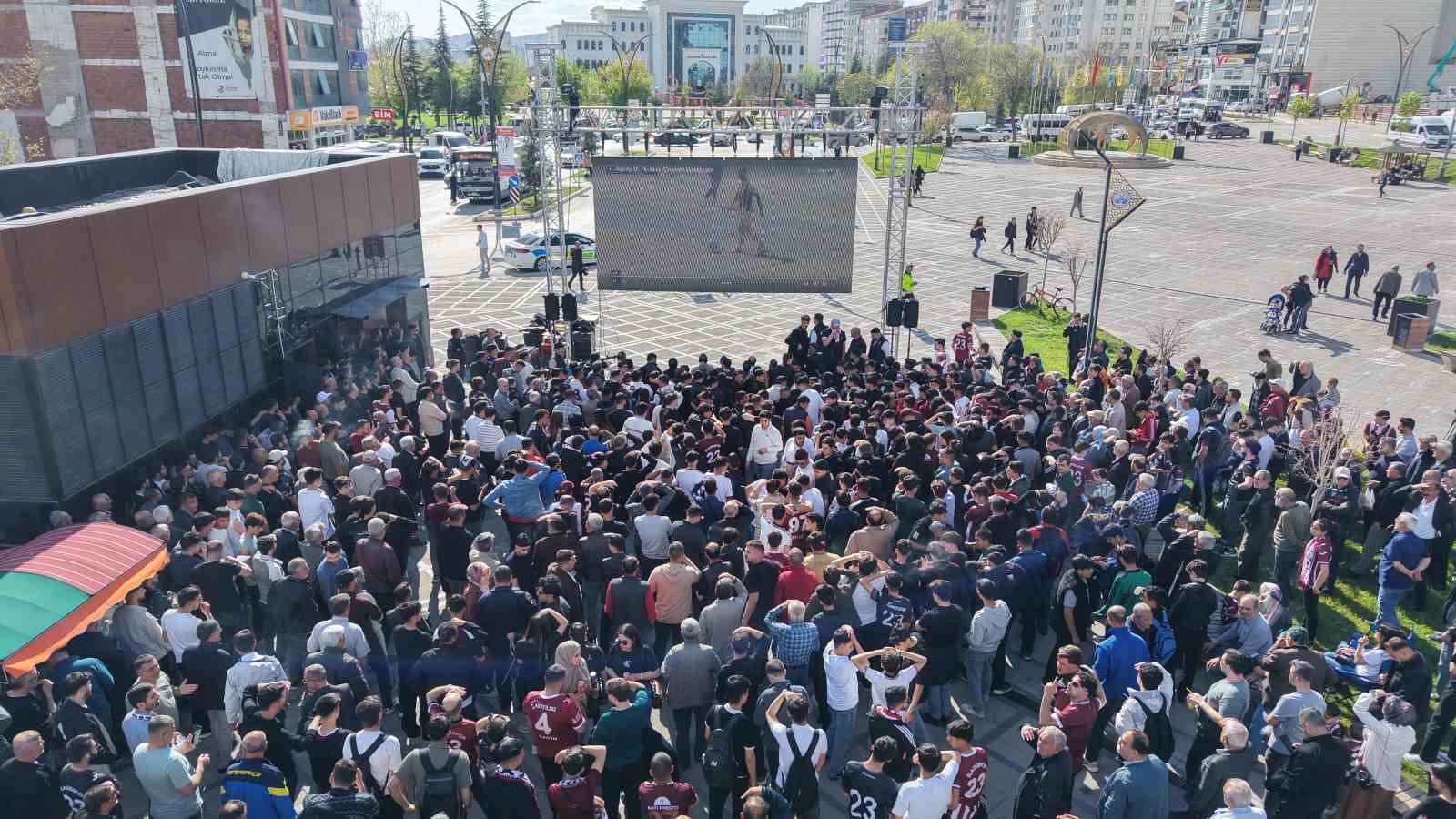 Taraftarlar Elazığspor maçını kentin göbeğinde dev ekrandan izledi
