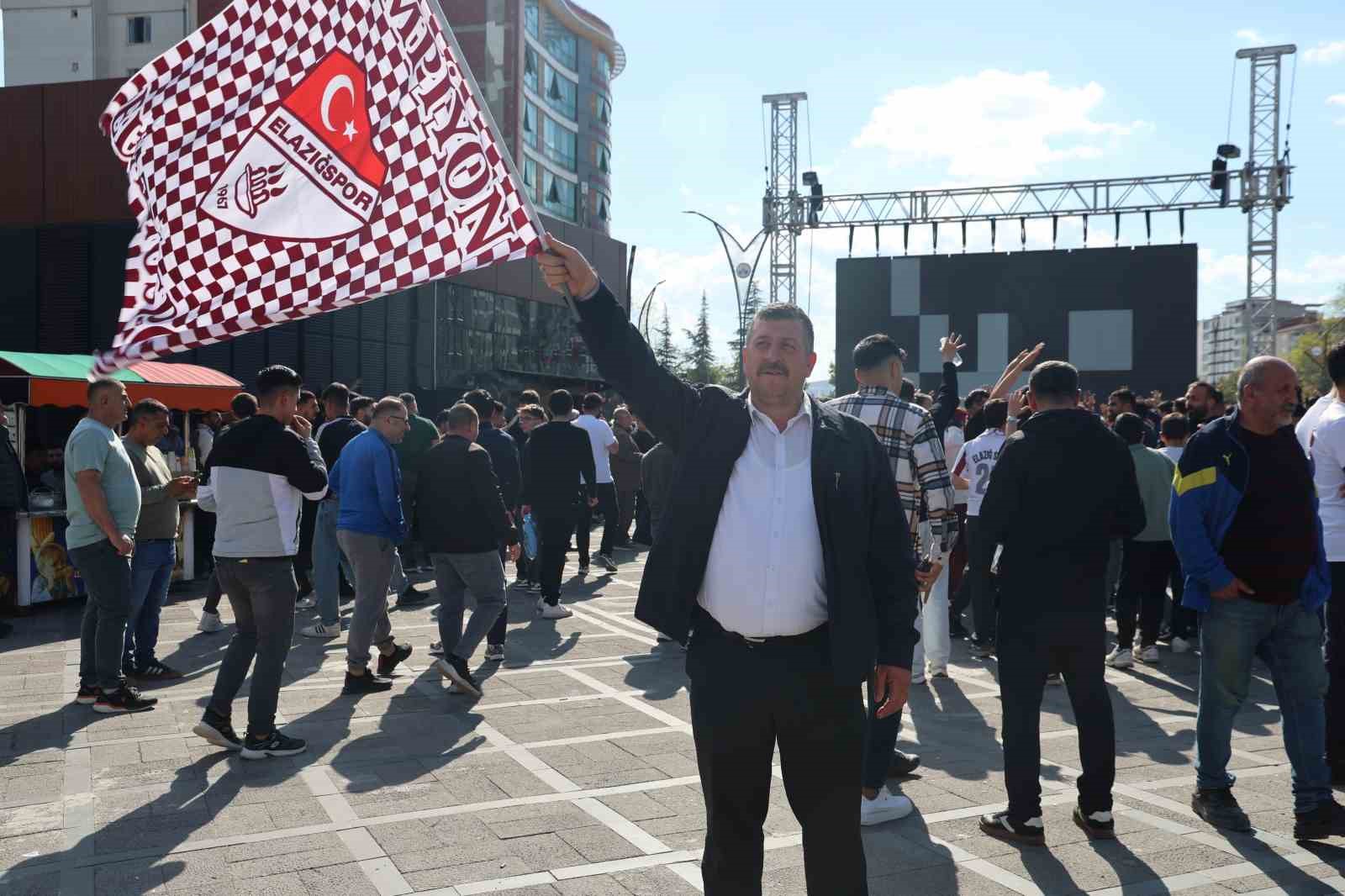 Taraftarlar Elazığspor maçını kentin göbeğinde dev ekrandan izledi
