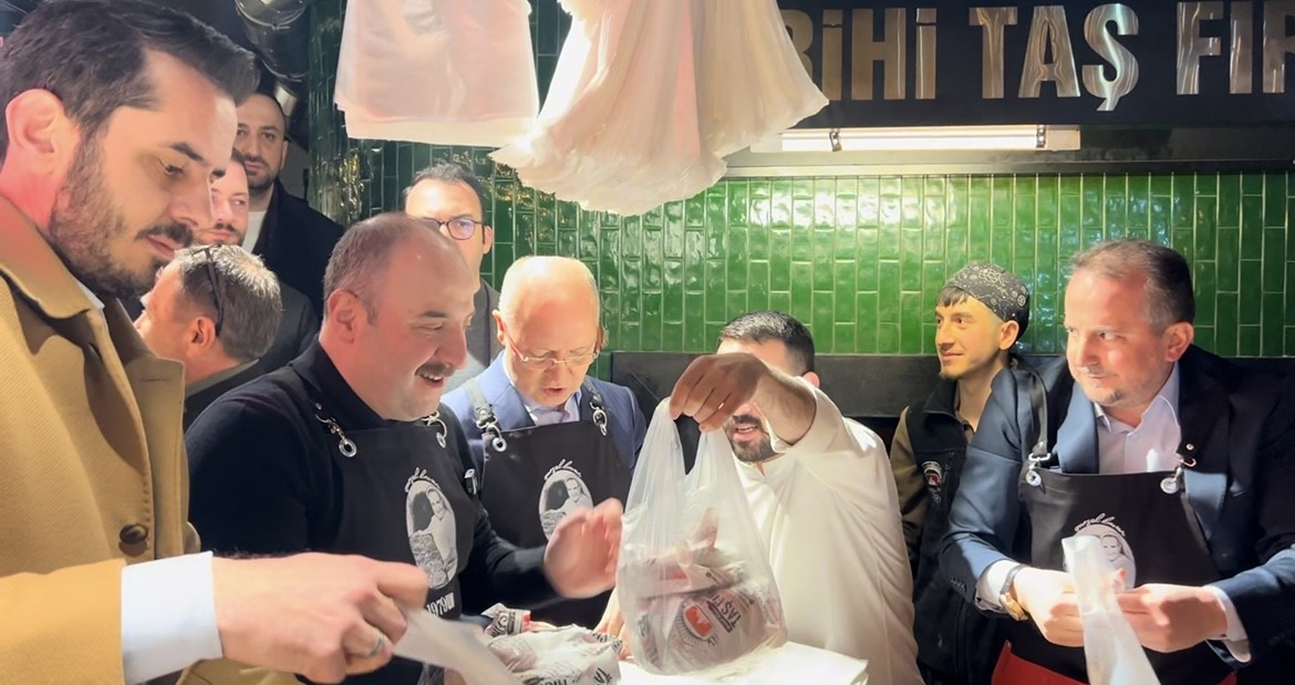 Tarihi Abdal Meydanı’nda binler sahur sofrasında buluştu: Varank’tan birlik mesajı
