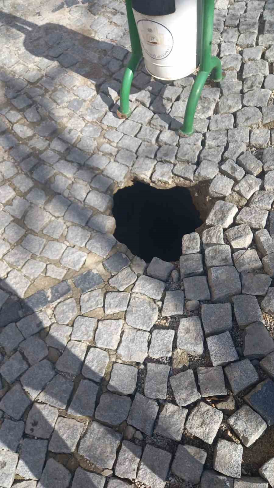 Tarihi altyapı çöktü, yol trafiğe kapatıldı
Tarihi altyapı çöktü, yol trafiğe kapatıldı