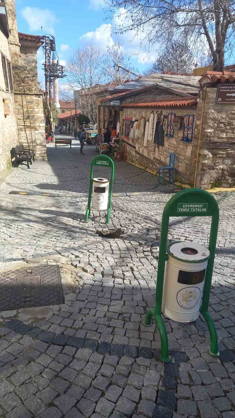 Tarihi altyapı çöktü, yol trafiğe kapatıldı
Tarihi altyapı çöktü, yol trafiğe kapatıldı