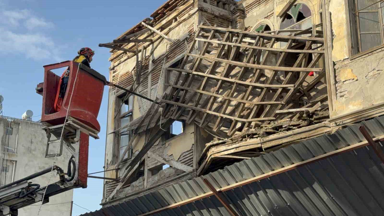 Tarihi binanın çatısı kısmen çöktü, ekipler çatıdaki tahtaları keserek önlem aldı
