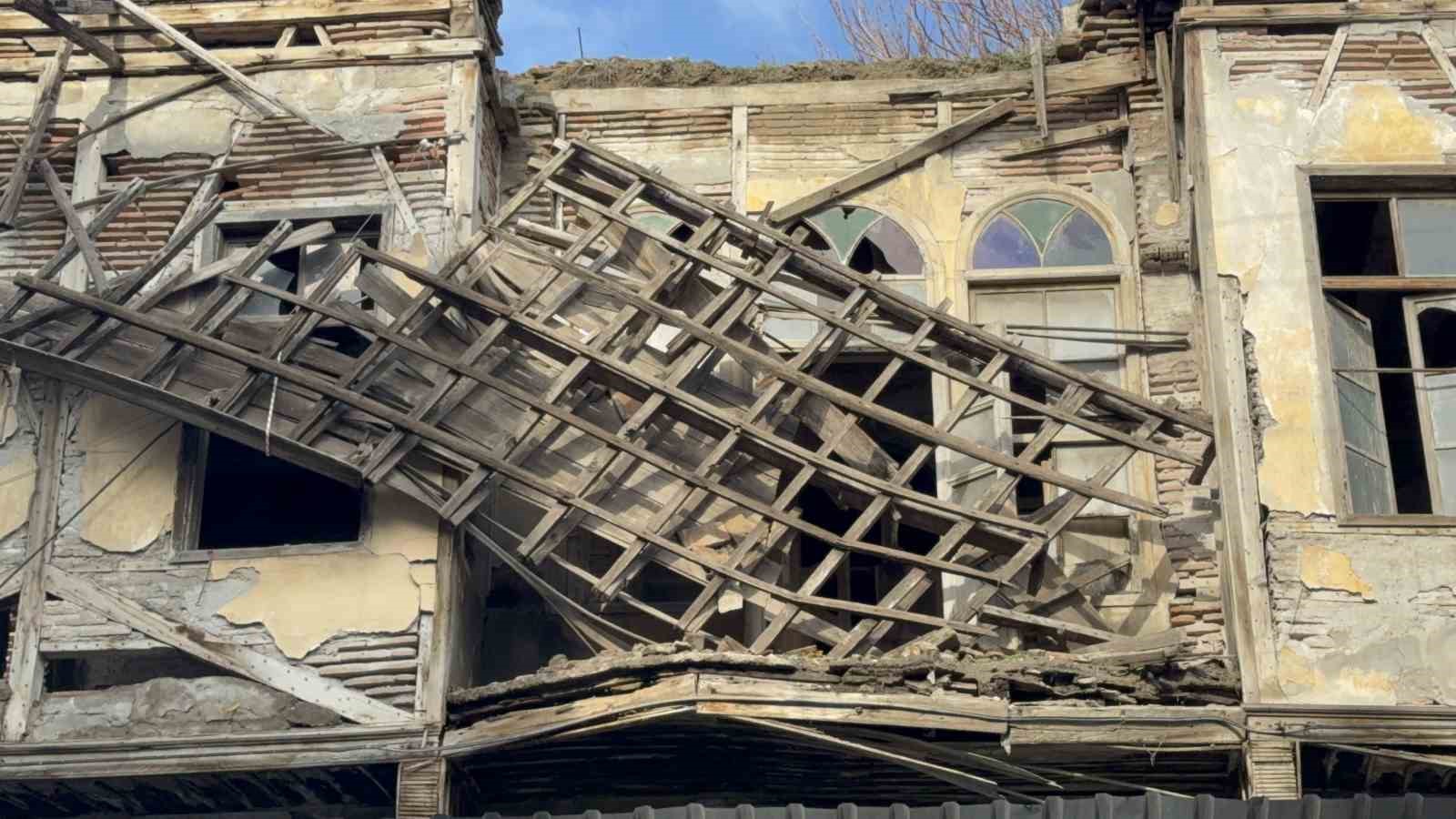 Tarihi binanın çatısı kısmen çöktü, ekipler çatıdaki tahtaları keserek önlem aldı
