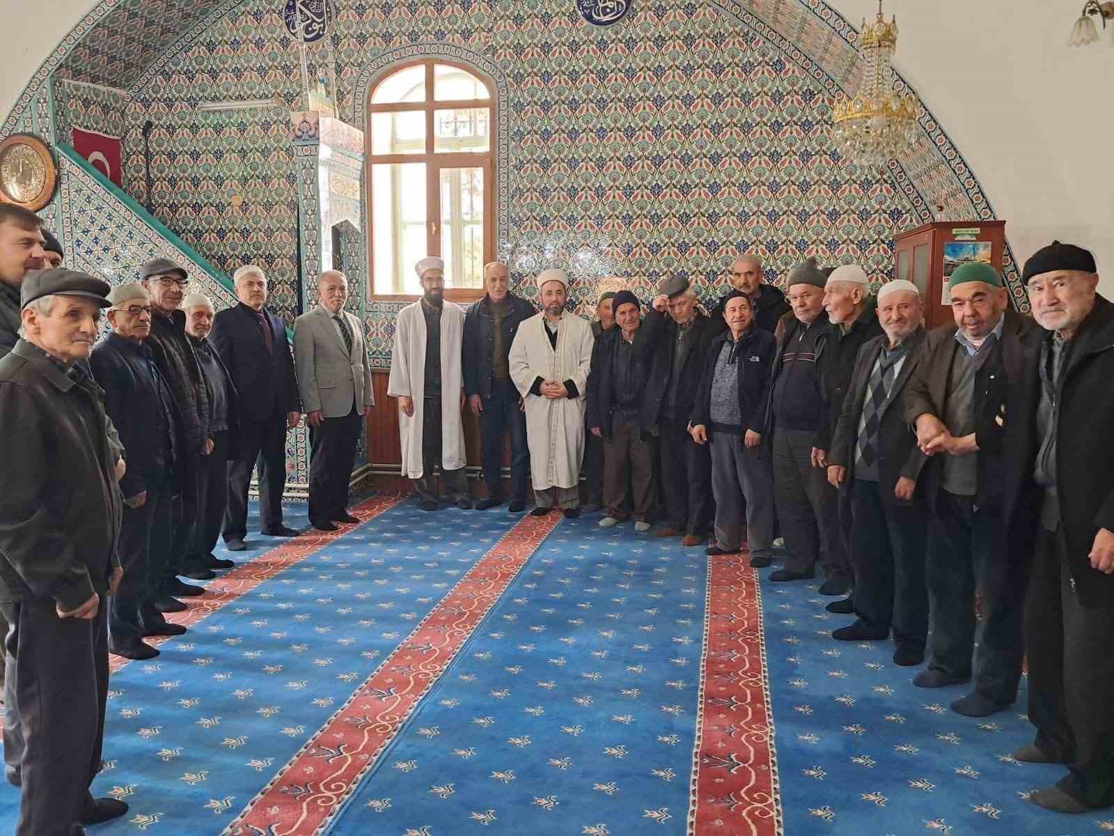 Tarihi Büğdüz Mahalle Camii’nin geleneksel motiflerle işlenen minber örtüsü yenilendi
