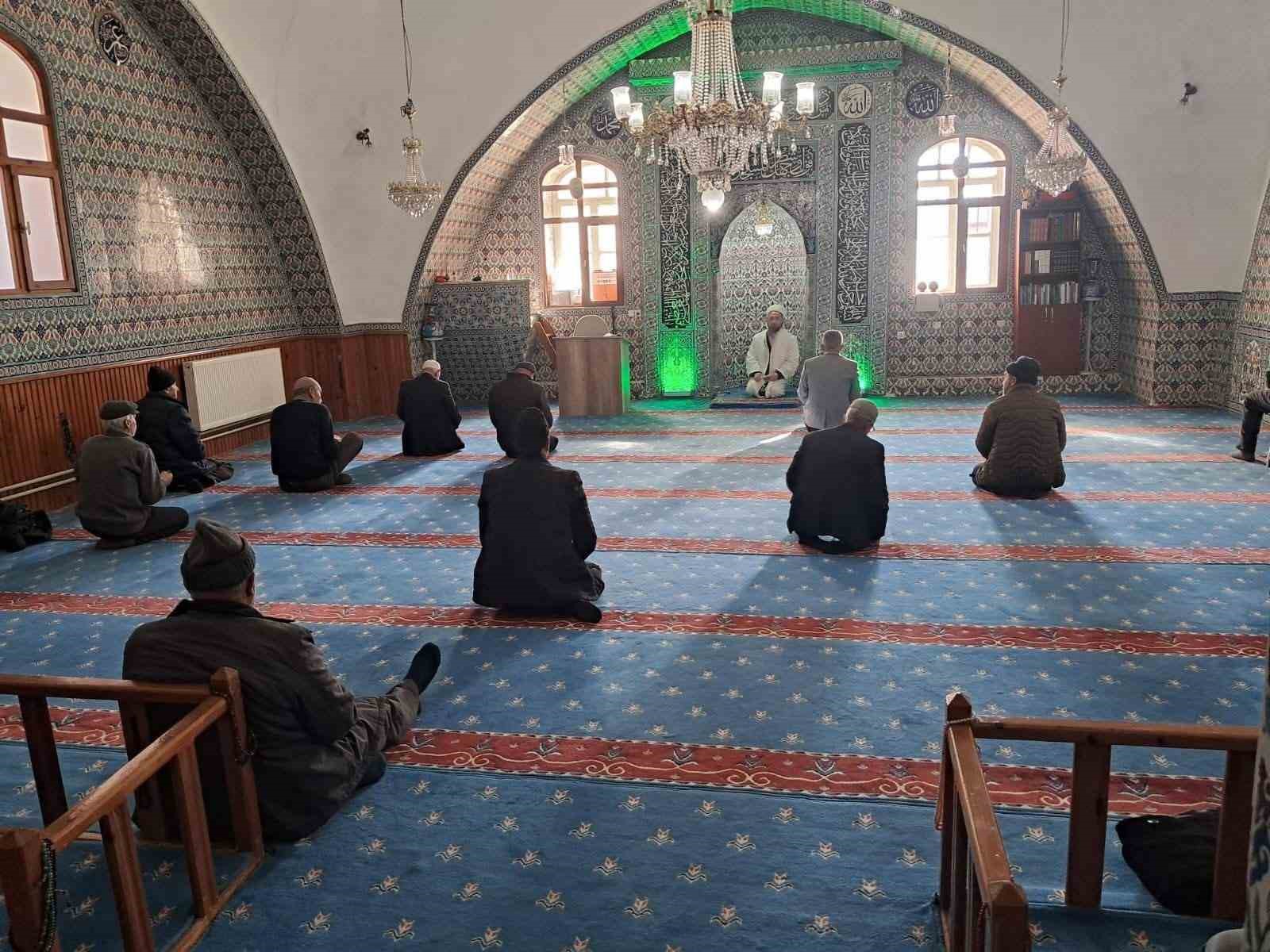 Tarihi Büğdüz Mahalle Camii’nin geleneksel motiflerle işlenen minber örtüsü yenilendi
