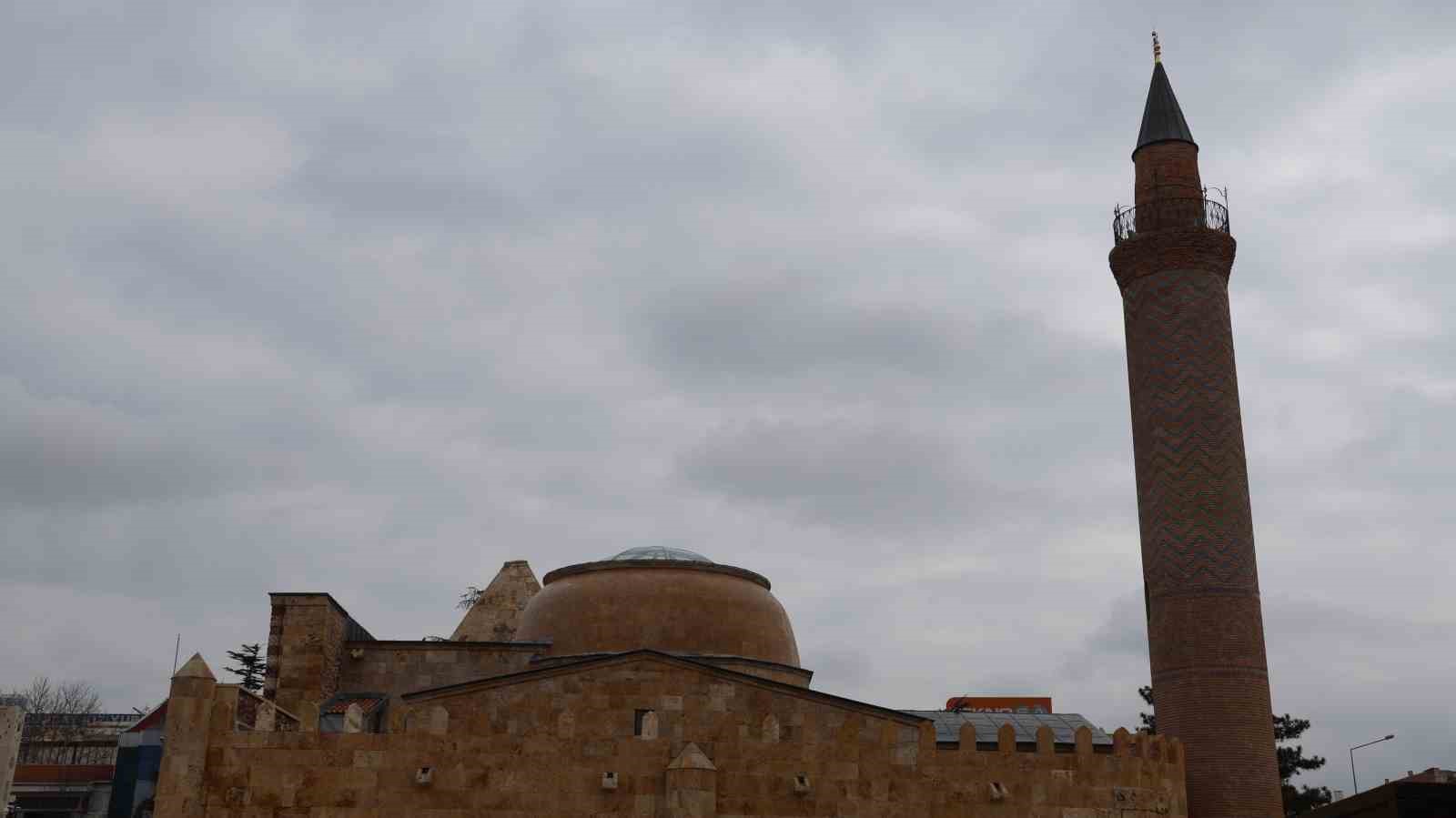 Tarihi Cacabey Medresesi’nde su sızıntısına müdahale edildi

