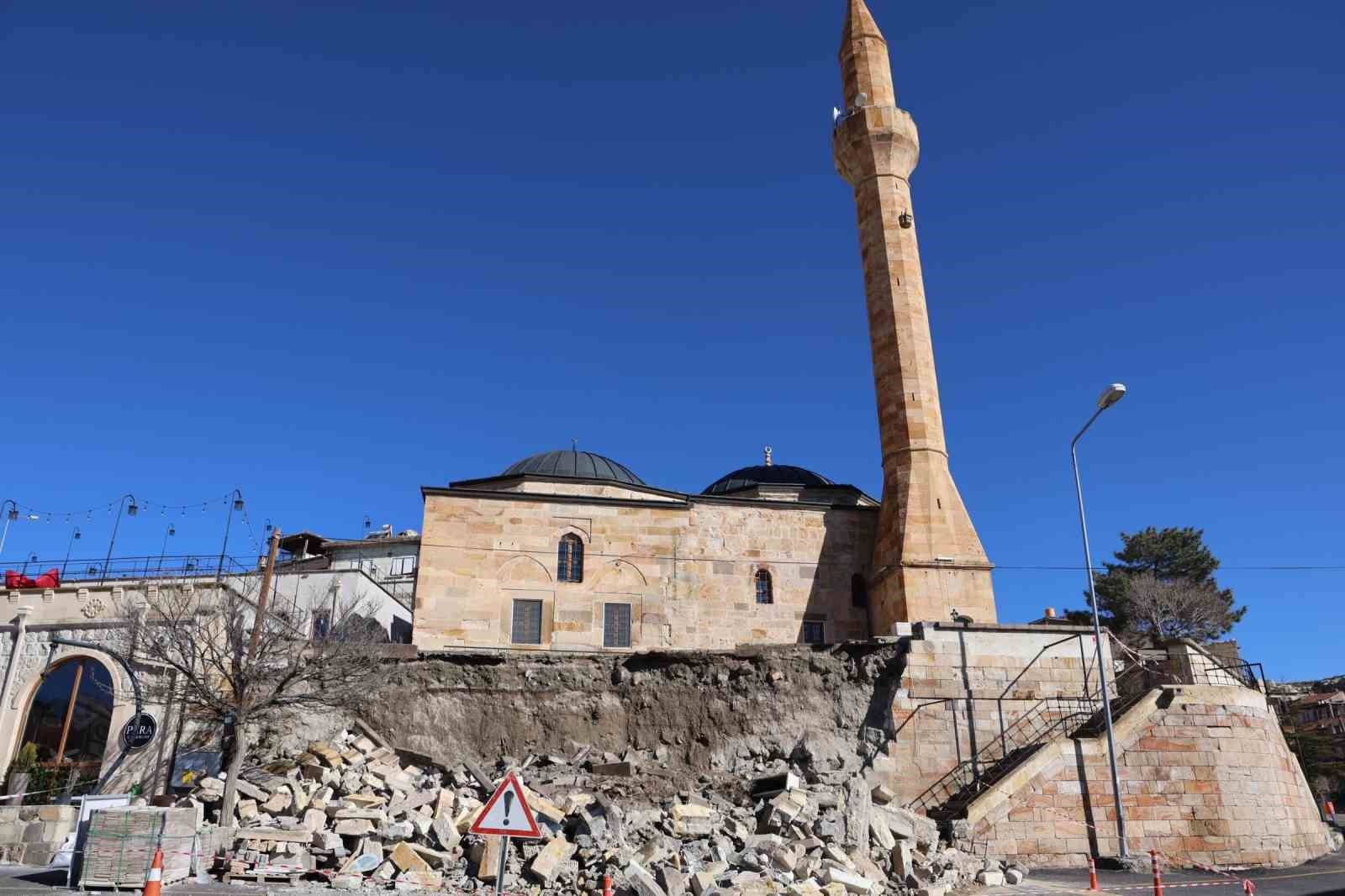 Tarihi caminin istinat duvarı çöktü, o anlar kameralara yansıdı
