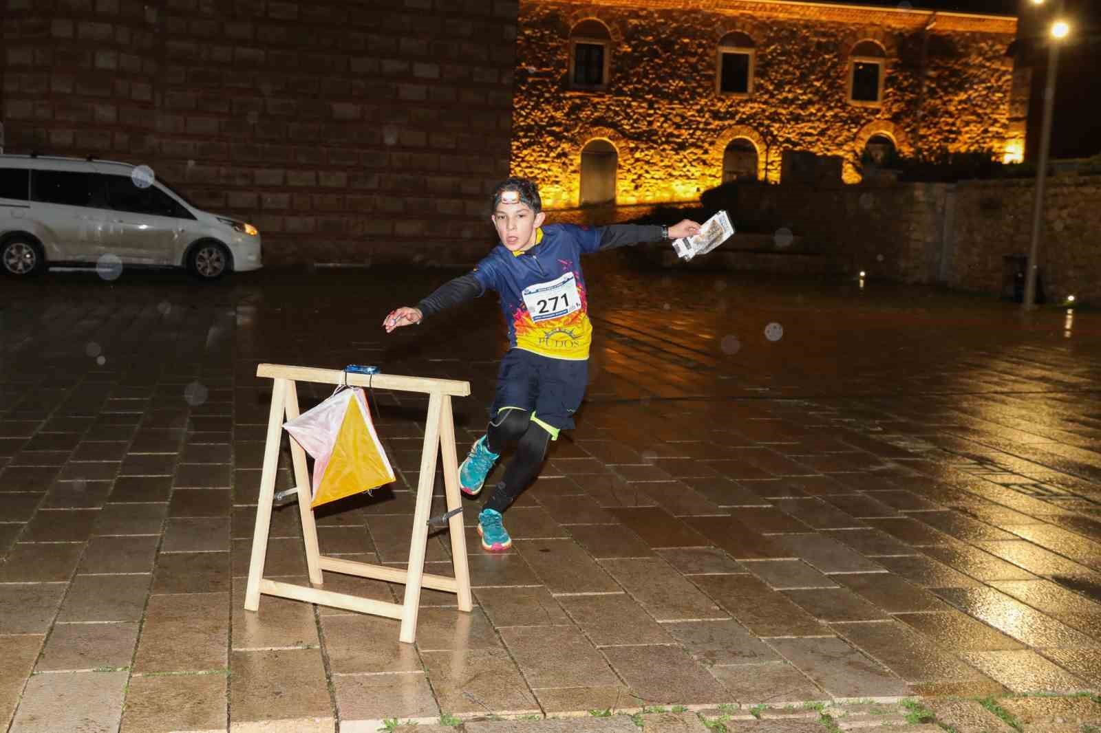 Tarihi çarşıda gece oryantiring heyecanı
Tarihi çarşıda gece oryantiring heyecanı