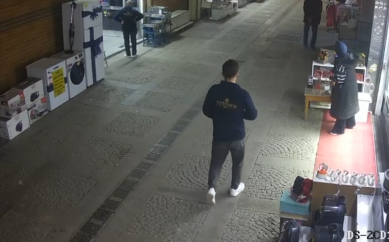 Tarihi çarşıda motosiklet kazası: Yayaya çarpıp kaçtı
