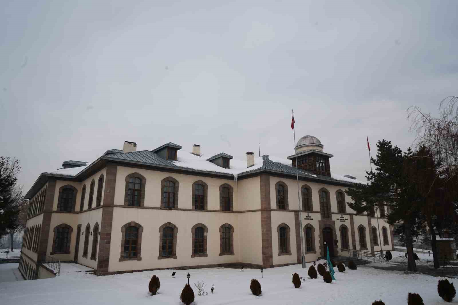 Tarihi Erzurum Kongre Binası için tehlike zilleri çalıyor
