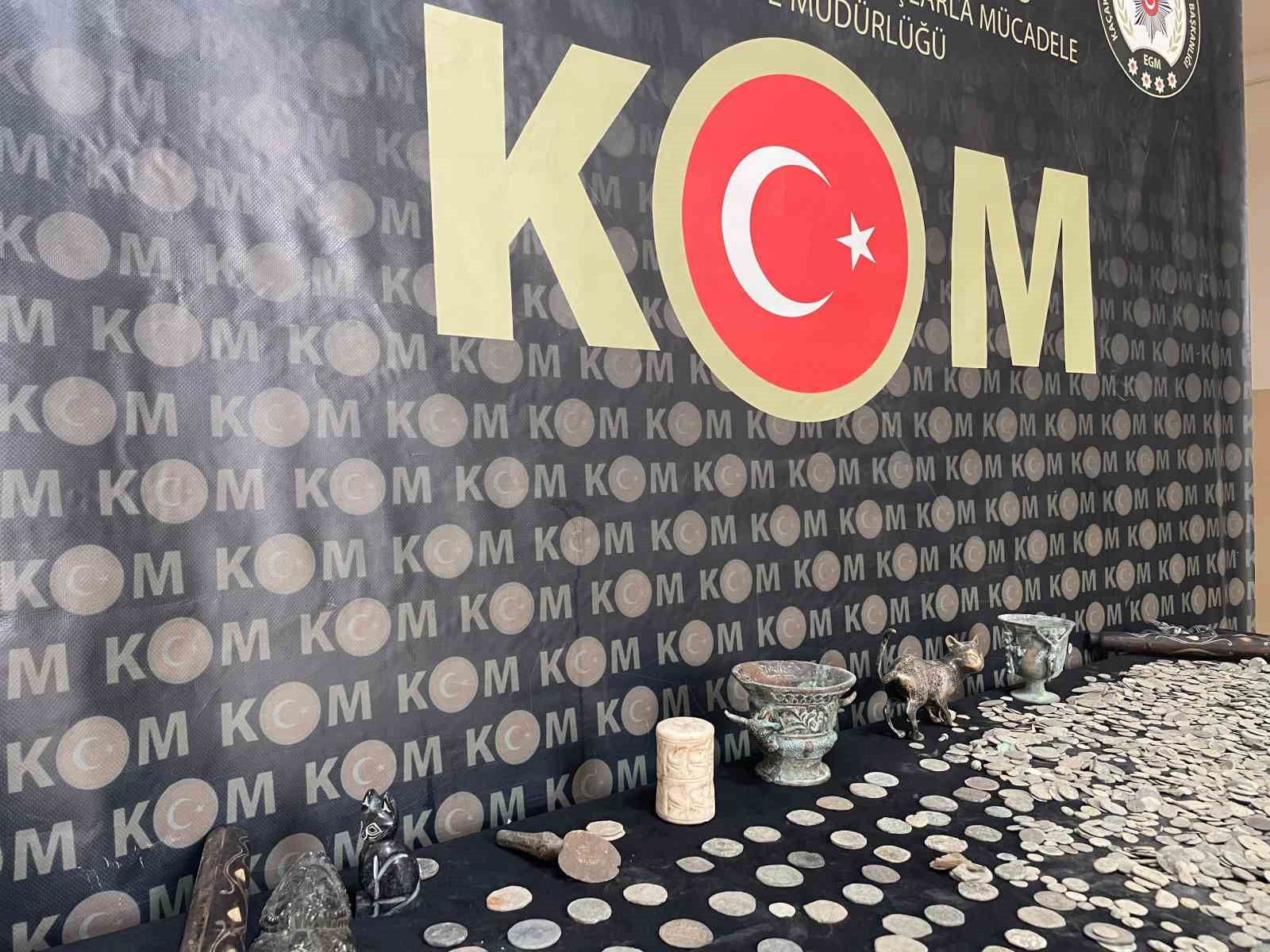 Tarihi eser kaçakçılarına operasyon; binlerce sikke ve onlarca eser ele geçirildi
