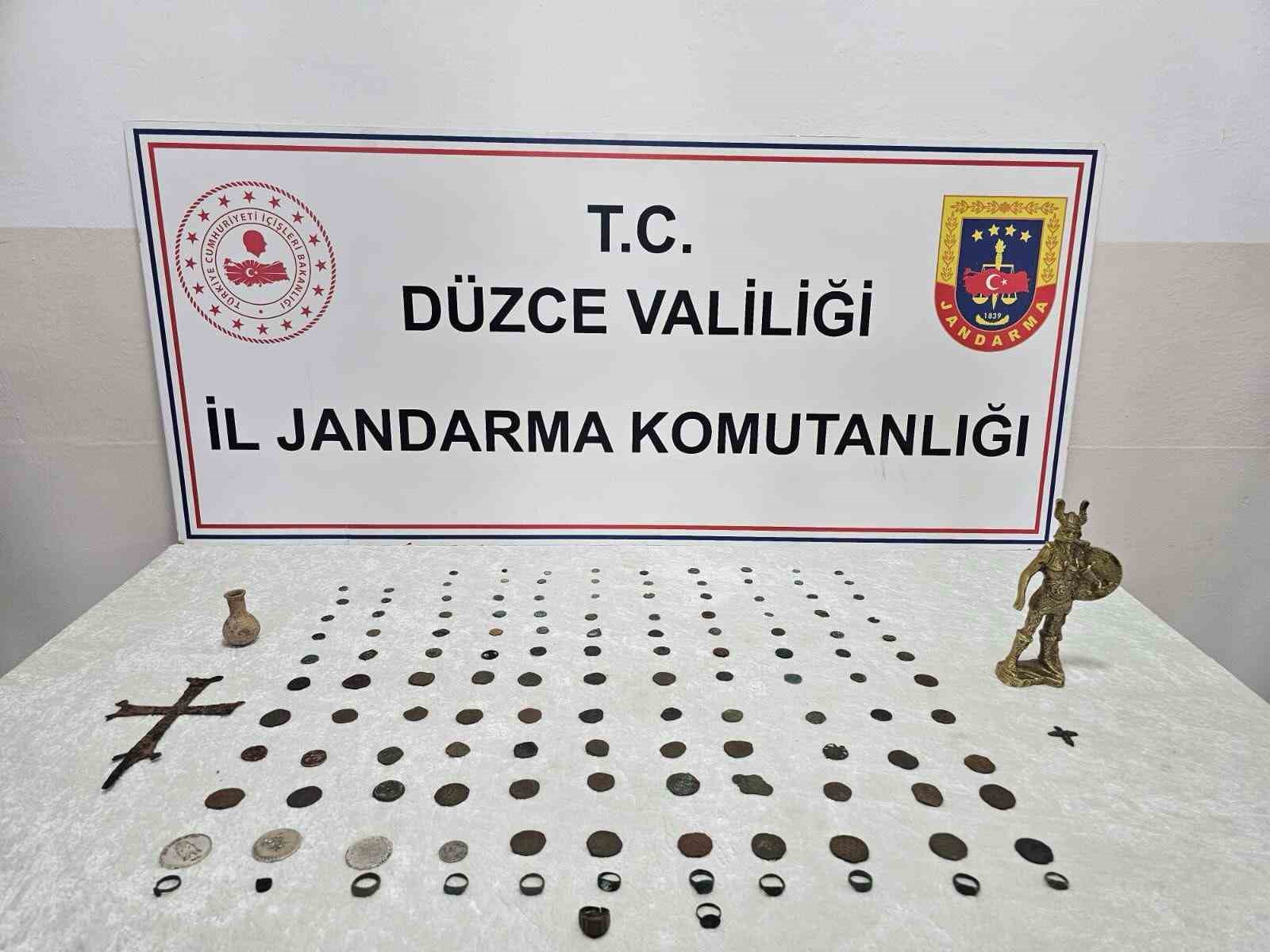 Tarihi eserleri satmak için müşteri ararken jandarmaya yakalandılar

