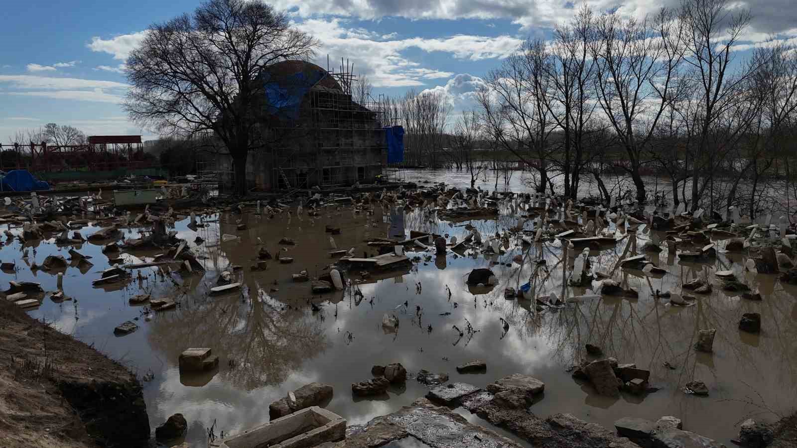 Tarihi Evliya Kasım Paşa Camii’ni taşkın suları vurdu
