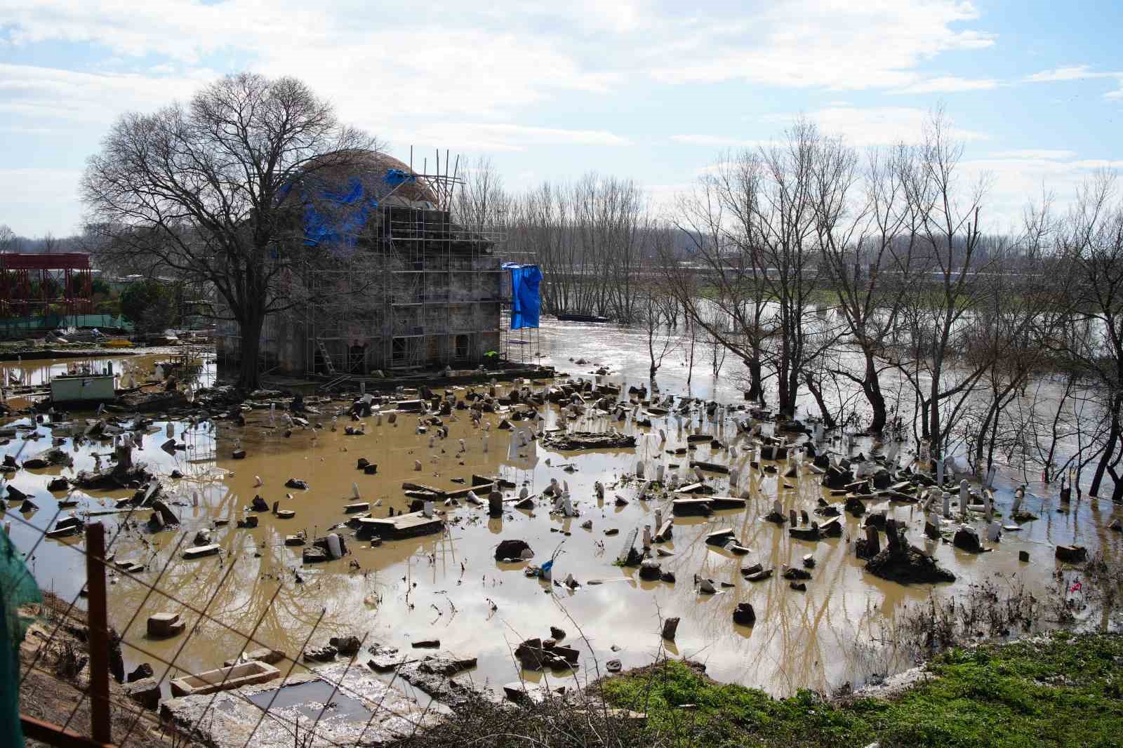 Tarihi Evliya Kasım Paşa Camii’ni taşkın suları vurdu
