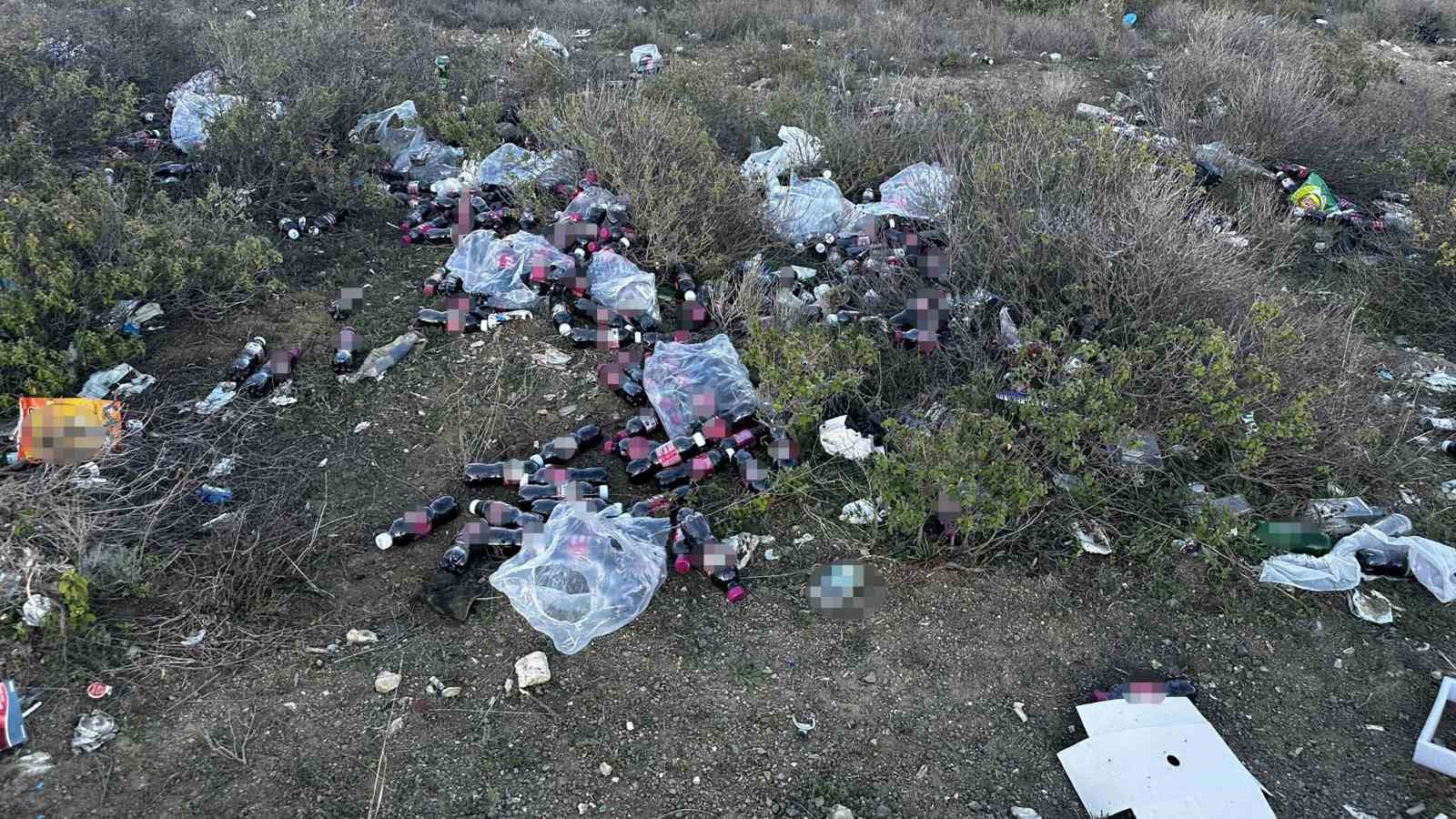 Tarihi geçmiş yüzlerce şalgam suyu şişesini ormanlık alana attılar
