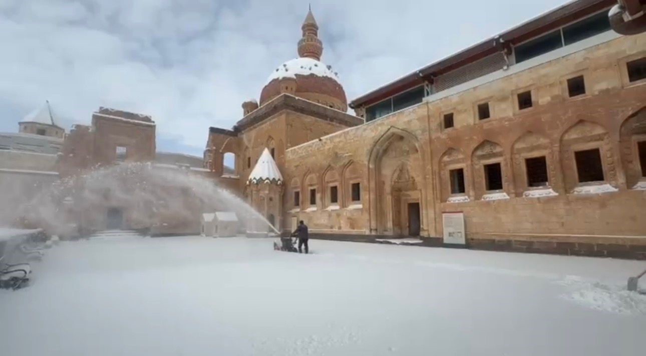 Tarihi İshak Paşa Sarayı’nda kış güzelliği büyülüyor
