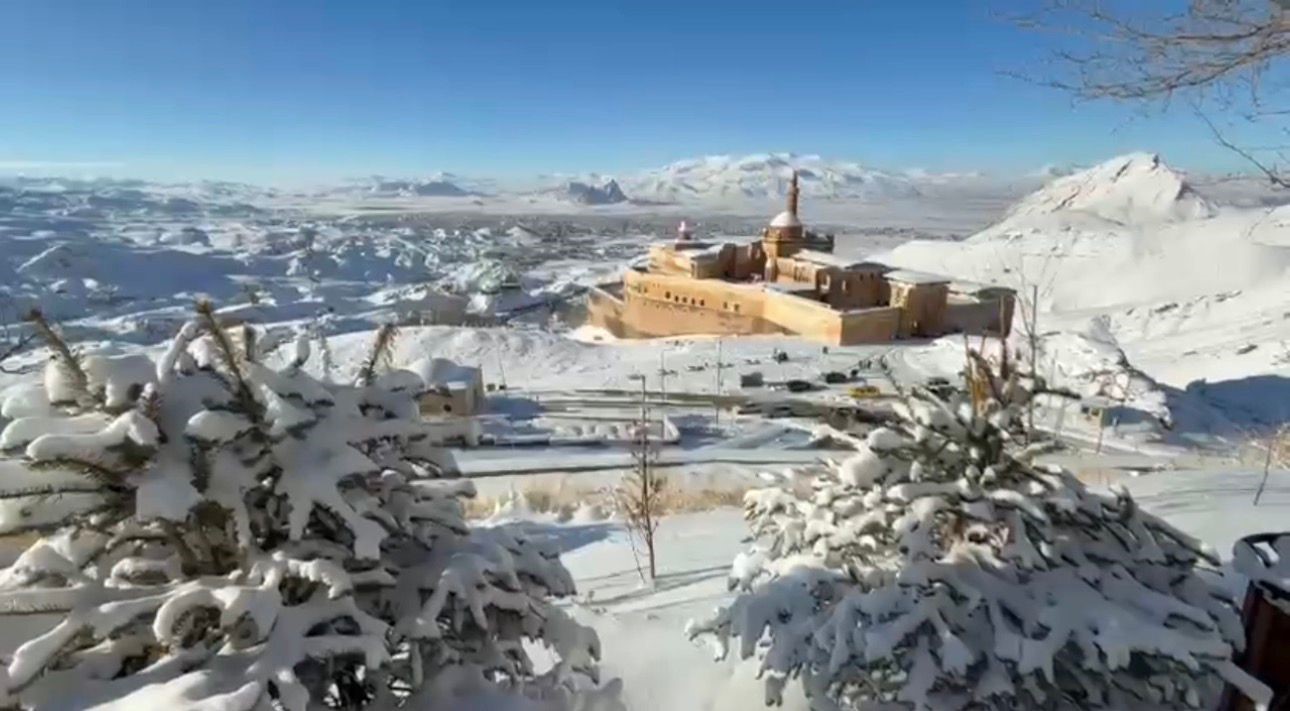 Tarihi İshak Paşa Sarayı’nda kış güzelliği büyülüyor
