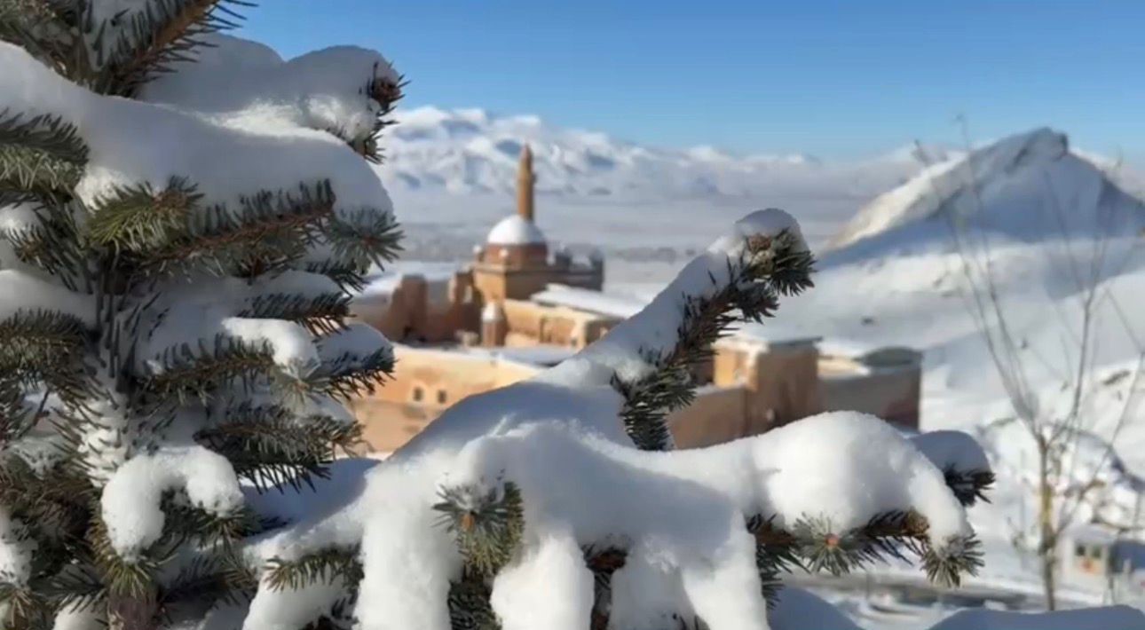 Tarihi İshak Paşa Sarayı’nda kış güzelliği büyülüyor
